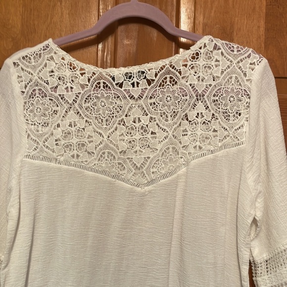 Beautiful white tunic with lace detail. Perfect for summer! - Picture 5 of 5